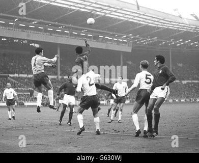 Eusebio del Portogallo (No13) salta per una testata, ma la palla viene pugnata dal portiere inglese Gordon Banks (No1) nella semifinale della Coppa del mondo al Wembley Stadium di Londra. Foto Stock