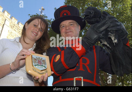 Hardey, un Raven di 25 anni originario del Dorset, Chi è onorato per 21 anni di servizio alla Torre di Londra, raffigurato con Beefeater Derrick Coyle - il Maestro di Raven - alla Torre di Londra e Kerry Smyth, * ... un apprendista moderno al Consiglio della Contea di Dorset, con una targa del Dorset County Crest per Hardey. Foto Stock