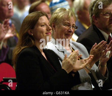 La moglie del leader liberaldemocratico Charles Kennedy, Sarah, guarda suo marito alla conferenza del suo partito a Brighton. * Kennedy oggi cercava di puntare la pretesa del suo partito di essere la vera opposizione al Labour, in un discorso in cui aveva respinto i Tory come "inondati e irrilevanti". La politica britannica è sull'orlo di uno sconvolgimento che non si è visto dall'emergere dei laburisti un secolo fa, presentando ai Lib Dems l'opportunità di uscire dalla loro posizione di terzo perenne, ha affermato. Foto Stock