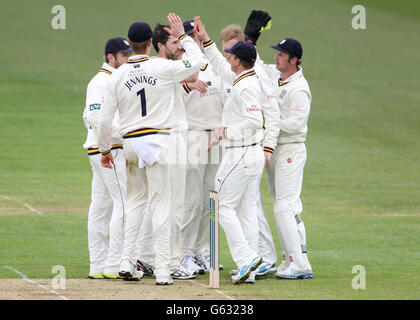 I giocatori di Durham si congratulano con Graham Onions (centro) dopo aver preso il wicket di Varun Chopra del Warwickshire durante il giorno uno della partita LV= County Championship Division 1 a Edgbaston, Birmingham. Foto Stock