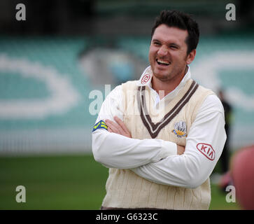 Cricket - LV= Campionato della contea - Divisione uno - giorno uno - Surrey v Somerset - Kia Oval. Il capitano Graeme Smith di Surrey in un'atmosfera rilassata prima della partita contro Somerset. Foto Stock