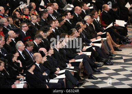 (Prima fila dalla quarta sinistra) il Segretario agli Esteri William Hague, leader del Partito laburista ed Miliband, il Vice primo Ministro Nick Clegg, Sarah Brown, l'ex primo Ministro Gordon Brown, Cherie Blair, l'ex primo Ministro Tony Blair, norma Major, l'ex primo Ministro John Major, Samantha Cameron, il primo Ministro David Cameron, il Principe Filippo, Duca di Edimburgo e Regina Elisabetta II e dignitari durante il servizio funebre della Baronessa Thatcher, presso la Cattedrale di St Paul's, nel centro di Londra. Foto Stock