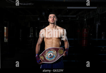 Pugilato - Nathan abilmente e Robin Krasniqi Media Work-out - Stonebridge ABC. Nathan sapientemente WBO Light Heavyweight World Champion, si pone per il fotografo durante un lavoro mediatico allo Stonebridge ABC di Londra. Foto Stock