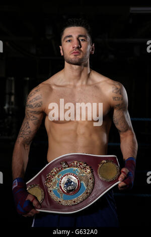 Nathan abilmente WBO Light Heavyweight World Champion, si pone per i fotografi durante un lavoro sui media allo Stonebridge ABC, Londra. Foto Stock