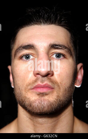 Pugilato - Nathan abilmente e Robin Krasniqi Media Work-out - Stonebridge ABC. Nathan sapientemente WBO Light Heavyweight World Champion, si pone per il fotografo durante un lavoro mediatico allo Stonebridge ABC di Londra. Foto Stock