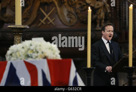 Il primo Ministro David Cameron dà una lettura durante il servizio funebre della Baronessa Thatcher, nella Cattedrale di St Paul, nel centro di Londra. Foto Stock