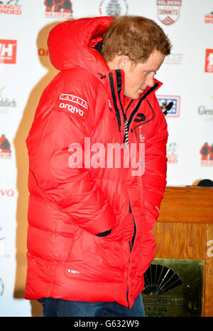 Prince Harry indossa un mantello termico rosso durante l'evento di lancio del Walking with the Wished South Pole Allied Challenge 2013 al Mandarin Oriental Hotel di Londra. Foto Stock