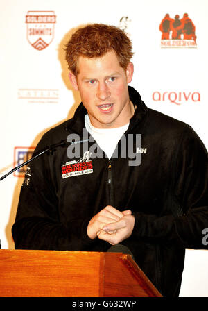 Il principe Harry parla ai media durante l'evento di lancio del Walking with the Wounded South Pole Allied Challenge 2013 al Mandarin Oriental Hotel, Londra. Foto Stock