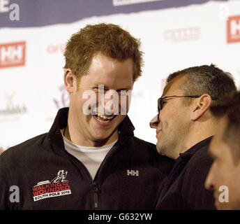 Il principe Harry parla con Ivan Castro, un ex soldato statunitense accecato in Iraq, durante l'evento di lancio del Walking with the Wounded South Pole Allied Challenge 2013 al Mandarin Oriental Hotel di Londra. Foto Stock