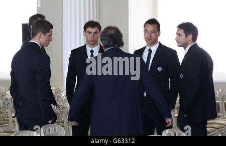 I giocatori di Chelsea (da sinistra a destra) Fernando Torres, Petr Cech (nascosto) Branislav Ivanovic, John Terry e Frank Lampard parlano con il presidente della UEFA Michel Platini (torna alla telecamera) durante la consegna del Trofeo UEFA Champions League alla Banqueting House di Londra. PREMERE ASSOCIAZIONE foto. Data immagine: Venerdì 19 aprile 2013. Il credito fotografico dovrebbe essere: Philip Toscano/PA Wire. Foto Stock