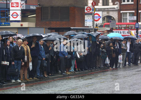 Le lunghe linee di pendolari attendono gli autobus fuori dalla stazione Victoria di Londra dopo uno sciopero di 24 ore da parte dei lavoratori della metropolitana hanno paralizzato i servizi sulla metropolitana. * più di 500 treni funzionano normalmente nelle ore di punta, ma quasi tutti a una fermata completa questa mattina. I membri della Rail Maritime and Transport Union e di Aslef, che protestano contro un aumento salariale imposto del 3%, hanno montato delle linee di picket al di fuori delle stazioni della metropolitana attraverso la capitale. 09/03/2004 Martedì 9 marzo 2004 si sono svolti i colloqui dell'ultimo fossato per evitare un altro sciopero previsto per venerdì 12 marzo. 2004 Foto Stock