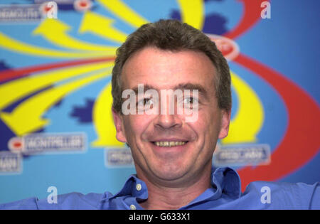 Michael o'Leary, Chief Executive di Ryanair, annuncia importanti piani di espansione presso la base tedesca dell'azienda a Francoforte Hahn. La compagnia aerea low cost prevede di lanciare altre quattro rotte dalla ex base aerea americana a partire dal dicembre 2002. * offre tariffe per Londra a partire da 14.50 Euro. La società ha inoltre annunciato un nuovo collegamento a basso costo tra Londra e Strasburgo, Francia. 29/01/03 Ryanair ha annunciato la continua espansione del vettore di bilancio, che opererà cinque nuove rotte da Londra, a partire dalla fine di aprile. La compagnia aerea irlandese no-frills volerà dall'aeroporto di Stansted a Reims e Pau in Francia; Foto Stock