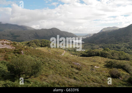 Splendide vedute delle colline e laghi del Parco Nazionale di Killarney dal Ladies View, Ring of Kerry, Co. Kerry, Irlanda. Foto Stock