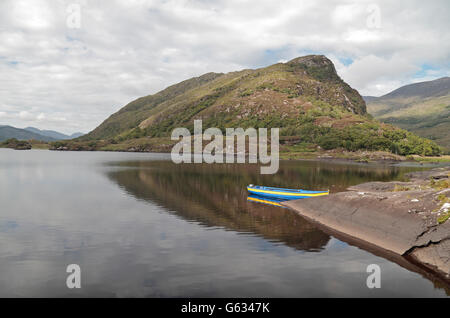 Una solitaria in barca a remi nel lungo raggio Lago (opp Nido delle aquile), Parco Nazionale di Killarney, Ring of Kerry, Co. Kerry, Irlanda. Foto Stock
