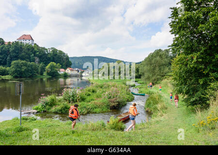 Fiume Regen, Stefling Castello, canoisti canoe di traino a stramazzo, Nittenau, in Germania, in Baviera, Baviera, Oberpfalz, Palatinato superiore Foto Stock