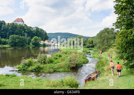 Fiume Regen, Stefling Castello, canoisti canoe di traino a stramazzo, Nittenau, in Germania, in Baviera, Baviera, Oberpfalz, Palatinato superiore Foto Stock