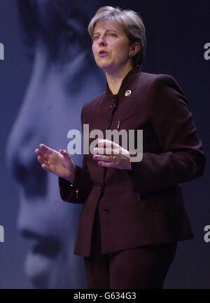 La Presidente del Partito conservatore Theresa May apre la conferenza di festa di quest'anno a Bournemouth. * i Tory hanno annunciato oggi piani per introdurre borse di studio statali in cui i genitori possono rimuovere i loro figli dalle scuole in fallimento e ricevere denaro per collocarli altrove o persino creare le proprie istituzioni. Foto Stock