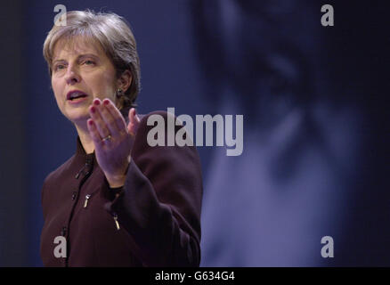 La Presidente del Partito conservatore Theresa May apre la conferenza di festa di quest'anno a Bournemouth. * i Tory hanno annunciato oggi piani per introdurre borse di studio statali in cui i genitori possono rimuovere i loro figli dalle scuole in fallimento e ricevere denaro per collocarli altrove o persino creare le proprie istituzioni. Foto Stock