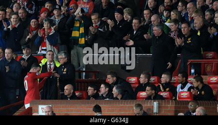 Il manager del Manchester United, Sir Alex Ferguson (a destra), fa gesti con Wayne Rooney (a sinistra) quando il giocatore viene sostituito Foto Stock