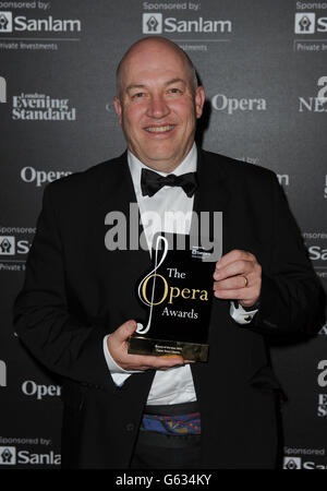 Michael Williams rappresenta Cape Town Opera che ha vinto il Chorus Award durante gli International Opera Awards all'Hilton Hotel di Londra. Foto Stock