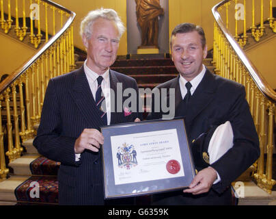 L'Ammiraglio della flotta, Sir Julian Oswald, (a sinistra), consegna il Lord Lewin Award al soprintendente Murray Campbell, con sede ad Aberdeen, per un contributo straordinario al lavoro della società, ai pescatori naufragati annuali e ai Premi della Royal Benevolent Society di Mariners. * ... e AGM, presso Fishmonger's Hall, nel centro di Londra. Foto Stock