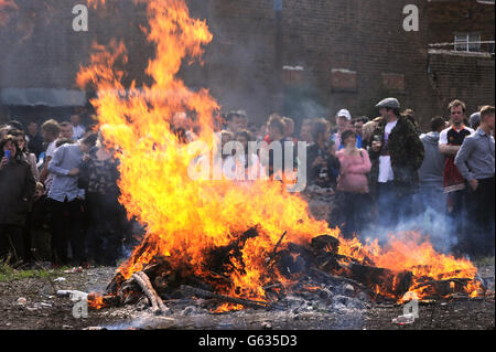 I manifestanti hanno messo fuoco una bara contenente un effigie di Margaret Thatcher dopo una marcia di protesta il giorno dei suoi funerali. Foto Stock