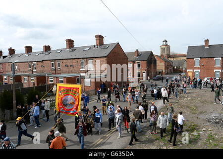 I residenti delle comunità minerarie vicino a Barnsley celebrano la sua morte il giorno del servizio funebre della baronessa Thatcher. Foto Stock