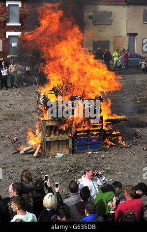 I manifestanti hanno messo fuoco una bara contenente un effigie di Margaret Thatcher dopo una marcia di protesta il giorno dei suoi funerali. Foto Stock