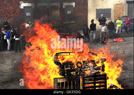 I manifestanti hanno messo fuoco una bara contenente un effigie di Margaret Thatcher dopo una marcia di protesta il giorno dei suoi funerali. Foto Stock