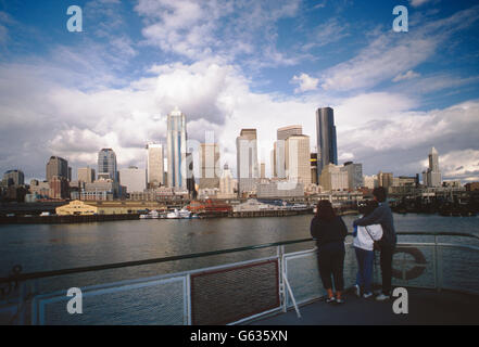 I viaggiatori vista sullo skyline di Seattle dal traghetto sul Puget Sound; Seattle; Washington, Stati Uniti d'America Foto Stock