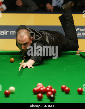 Matthew Selt in Inghilterra al tavolo nel primo round contro Mark Selby in Inghilterra durante i Campionati del mondo Betfair al Crucible di Sheffield. Foto Stock