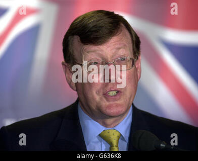 David Trimble, leader unionista dell'Ulster, si occupa di una riunione marginale al Bournemouth International Centre, sede dell'annuale Conservative Party Conference. Foto Stock