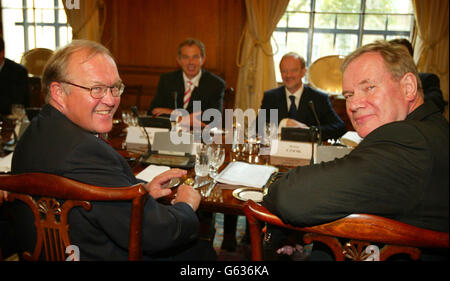 Il Premier svedese Goran Persson (L) e il Premier finlandese Paavo Lipponen (R) partecipano a un vertice dei leader europei del partito socialista ospitato dal primo ministro britannico Tony Blair a Downing Street. Foto Stock