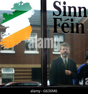 Gerry Adams a cadere gli uffici su strada Foto Stock