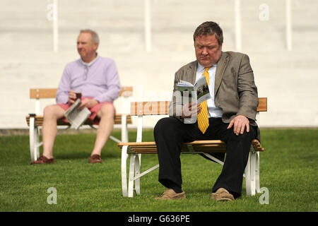 Corse ippiche - Investec Spring Meeting - Ippodromo di Epsom Downs. I Racegoers si divertono all'ippodromo Epsom Downs Foto Stock