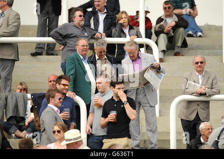 Corse ippiche - Investec Spring Meeting - Ippodromo di Epsom Downs. I Racegoers si divertono all'ippodromo Epsom Downs Foto Stock