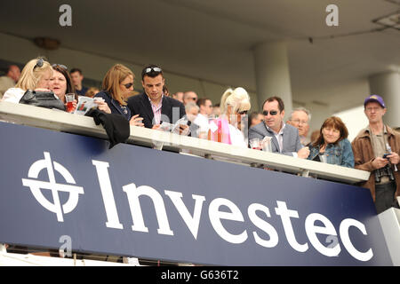 Corse ippiche - Investec Spring Meeting - Ippodromo di Epsom Downs. I Racegoers guardano l'azione dalla tribuna Foto Stock