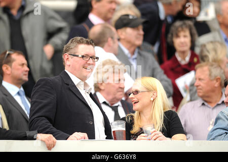 Corse ippiche - Investec Spring Meeting - Ippodromo di Epsom Downs. I Racegoers si divertono all'ippodromo Epsom Downs Foto Stock