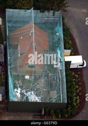 Foto recente della casa dell'omicidio sospettato Ian Huntley a Soham, Cambridgeshire che sono stati protetti da occhi puntati da calze verdi alte 30 piedi e una rete di maglie come esperti forensi stanno continuando a esaminare l'edificio per indizi vitali. * l'ex custode di 28 anni impiegato al Soham Village College, è dovuto essere processato per gli omicidi di Holly Wells e Jessica Chapman dopo che un tribunale sentito la settimana scorsa non aveva alcuna forma di disturbo mentale. Foto Stock