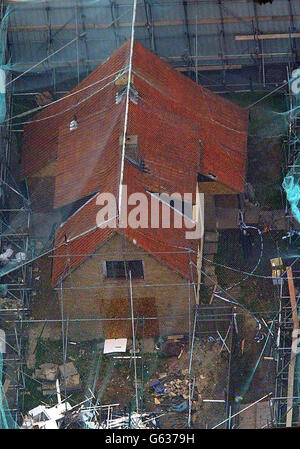 Foto recente della casa dell'omicidio sospettato Ian Huntley a Soham, Cambridgeshire che sono stati protetti da occhi puntati da calze verdi alte 30 piedi e una rete di maglie come esperti forensi stanno continuando a esaminare l'edificio per indizi vitali. * l'ex custode di 28 anni impiegato al Soham Village College, è dovuto essere processato per gli omicidi di Holly Wells e Jessica Chapman dopo che un tribunale sentito la settimana scorsa non aveva alcuna forma di disturbo mentale. 03/04/04: La casa dell'assassino per bambini condannato Ian Huntley, oggi demolito. Foto Stock