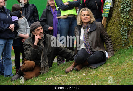 Sinead Cusack e Jeremy Infers si uniscono a migliaia di attivisti in una passeggiata di protesta nel parco forestale di Avondale a Co Wicklow per evidenziare la campagna volta a fermare il piano del governo di vendere i diritti di raccolta alle foreste pubbliche irlandesi nell'ambito del programma "Troika" dell'UE/FMI e mantenerli in pubblico proprietà. Foto Stock