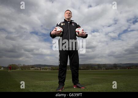 Calcio - Npower Football League 2 - Cheltenham Town Play Off Feature 2012/13 - Cheltenham Town Training Ground. Il direttore di Cheltenham Town Mark Yates durante una fotocall a Cheltenham Town F.C. Campo di allenamento, Cheltenham. Foto Stock