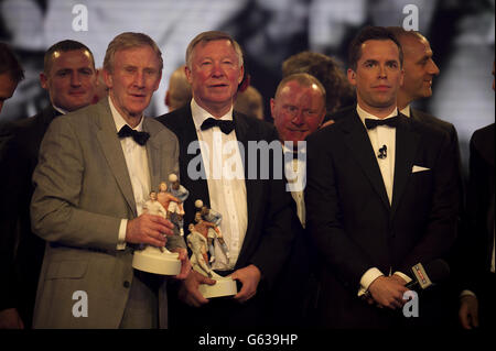 Eric Harrison (a sinistra) e il manager della squadra giovanile del Manchester United Sir Alex Ferguson (al centro) con i loro trofei PFA Merit Award accanto a David Jones Foto Stock