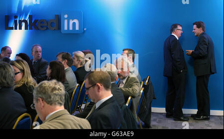 Un'immagine generica delle persone in affari vicino al logo LinkedIn negli uffici di LinkedIn a Gardner House, Wilton Place Dublin. Foto Stock