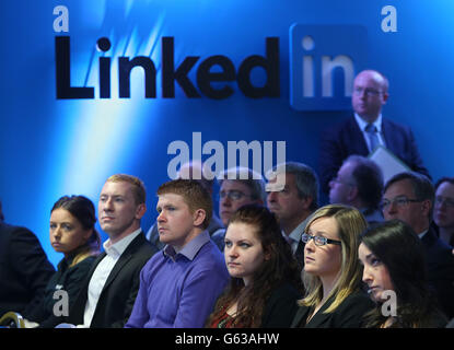 Una visione generale degli stagisti di JobBridge sotto il logo LinkedIn negli uffici di LinkedIn a Gardner House, Wilton Place Dublin. Foto Stock