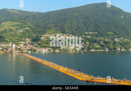 I pontili galleggianti Christo progetto. I visitatori a piedi da Sulzano a Monte Isola e per l'isola di San Paolo. Foto Stock