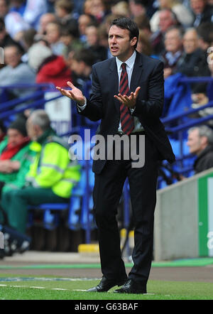 Il manager di Bolton Wanderers Dougie Freedman grida le istruzioni ai suoi giocatori durante la partita con Blackpool, durante la partita del campionato di calcio della Npower League al Reebok Stadium di Bolton. Foto Stock