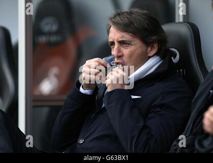 Calcio - Barclays Premier League - Swansea City v Manchester City - Liberty Stadium. Il direttore della città di Manchester, Roberto Mancini Foto Stock