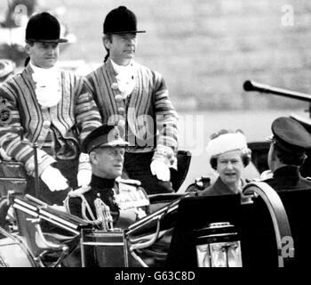 La regina Elisabetta II con il duca di Edimburgo in un'uniforme di Field Marshal, esamina le sue truppe da un Landau semi-stato, durante la sua parata annuale di compleanno a Maifeld, Berlino Ovest. Paul Burrell (a sinistra), che fu successivamente il maggiordomo di Diana, Principessa del Galles, che scortò la Regina e il Duca di Edimburgo Foto Stock