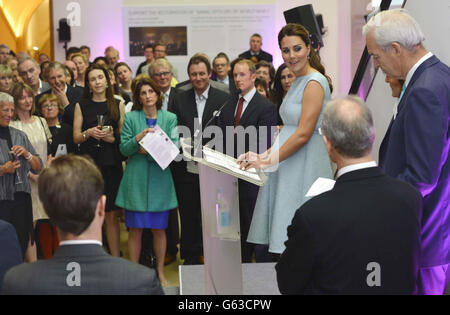 La Duchessa di Cambridge parla durante una visita alla National Portrait Gallery di Londra, per celebrare il lavoro della carità Art Room. Foto Stock